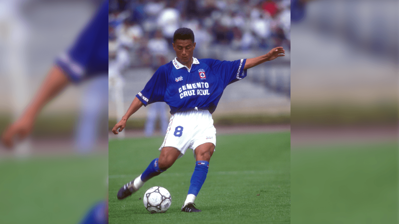 <b>Víctor Ruíz </b>
<br>cuando jugó para Cruz Azul entre 1992 y 1996 no ganó nada, pero después logró parte de tres títulos con los Diablos Rojos de Toluca en los torneos Verano 98, Verano 99 y Verano 2000.
