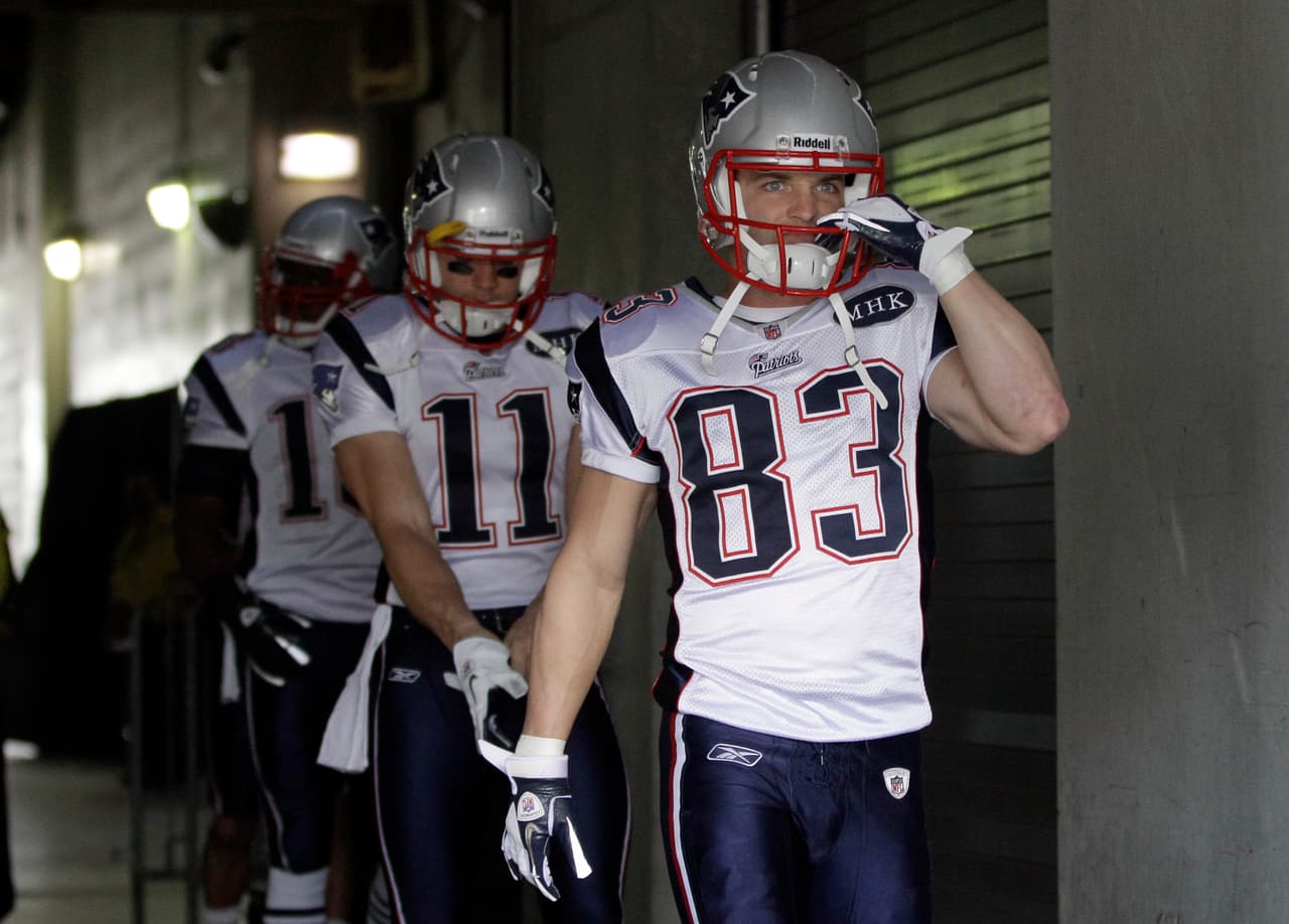 <b>8.-</b>
<b>El sucesor</b>
<br>- Es importante mencionar que, antes de Jules, su lugar era ocupado y bien respaldado por el receptor Wes Welker (83).
<br>- Sin embargo, ya igualó, superó o está muy cerca de alcanzar los números de Welker, otro gran referente de New England.
<br>- No creían mucho en él y, como es costumbre en los Patriots, no figuraba, hasta que Bill Belichick y todo el staff de coacheo le dieron el voto de confianza y aprovechó.