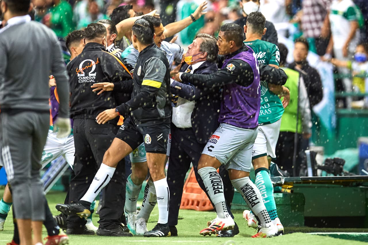 Trifulca en el juego de León ante Tigres acaba con dos expulsados