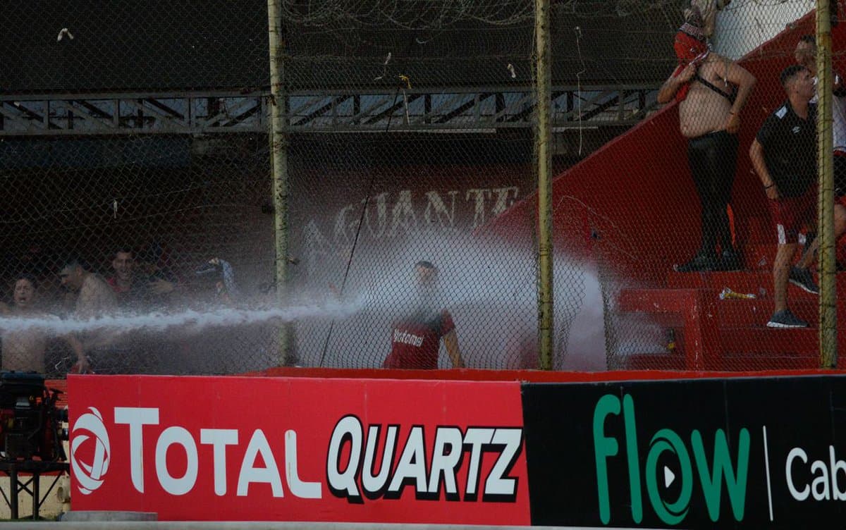 La policía tardó varios minutos para recuperar el control en el escenario deportivo.