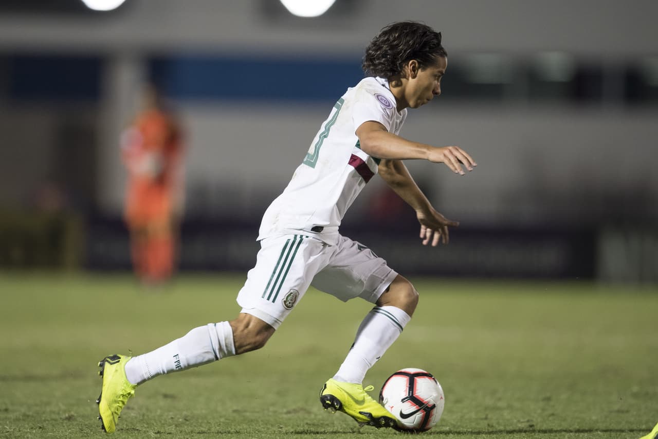 Diego Lainez, uno de los jugadores más participativos del Tricolor, estuvo asediado la mayor parte del tiempo, sin demasiadas libertades para explotar su juego de conjunto.
