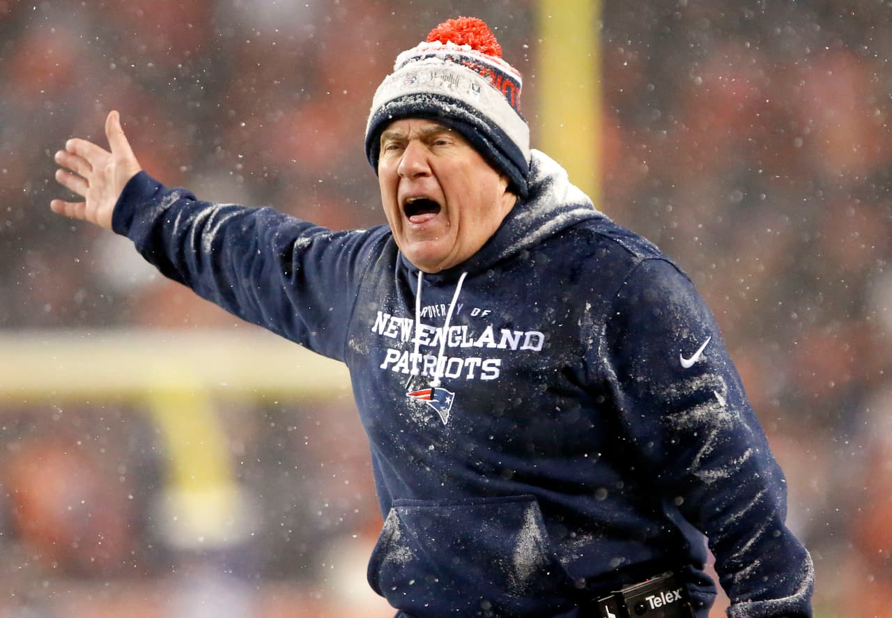 Tanto les dolió a los Patriots la derrota que Tom Brady y Bill Belichick aceptaron públicamente el enfado contra todo. Lo hicieron de manera diferente. Brady dijo que nunca había mostrado tan visiblemente su coraje. Y el coach Belichick, de por si odia a la prensa, esta vez contestó frases de 3 palabras y se callaba.