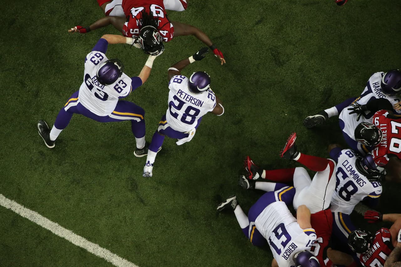 Adrian Peterson está de regreso como el gran corredor que siempre ha sido. Va en camino no solo al reconocimiento del Regreso del Año. El paso que lleva le puede alcanzar a ser Ofensivo de Año o Jugador Más Valioso. Gracias a ese rendimiento tan espectacular los Minnesota Vikings van camino a playoffs y llegarán hasta donde las piernas de Peterson lo permitan.