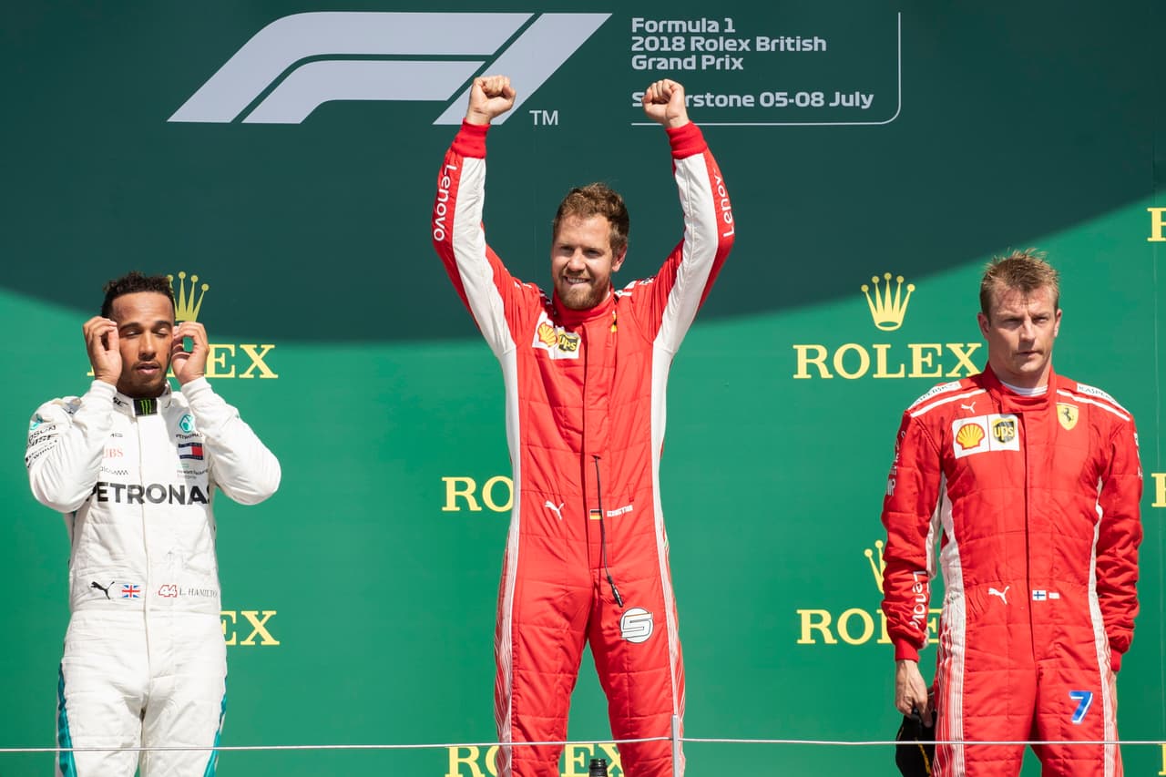 En el podio el vencedor, el piloto alemán de Ferrari, Sebastian Vettel (centro), el segundo Lewis Hamilton de Mercedes (izquierda) y tercero el finlandés de Ferrari Kimi Raikkonen (derecha).