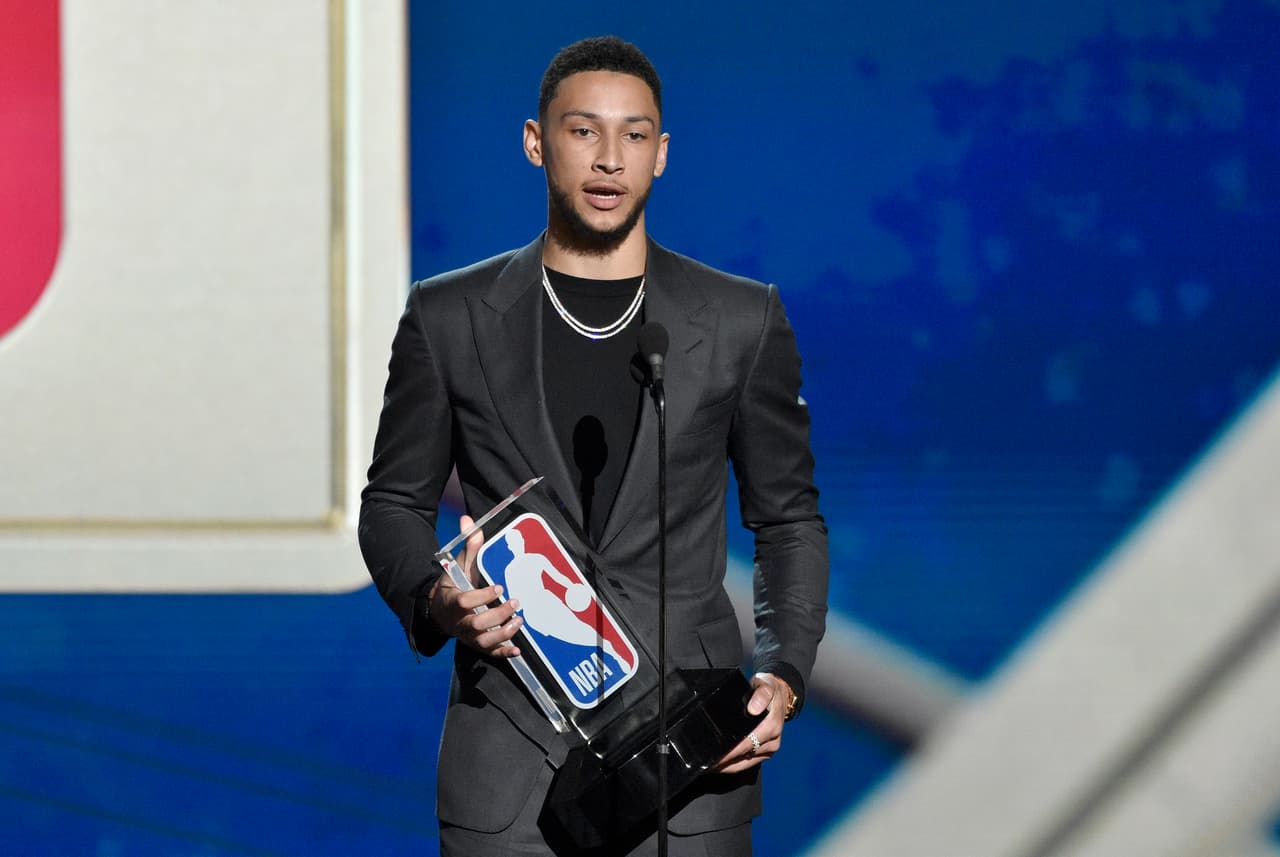 El australiano Ben Simmons, de los Sixers de Filadelfia, ganó el de Novato del Año.