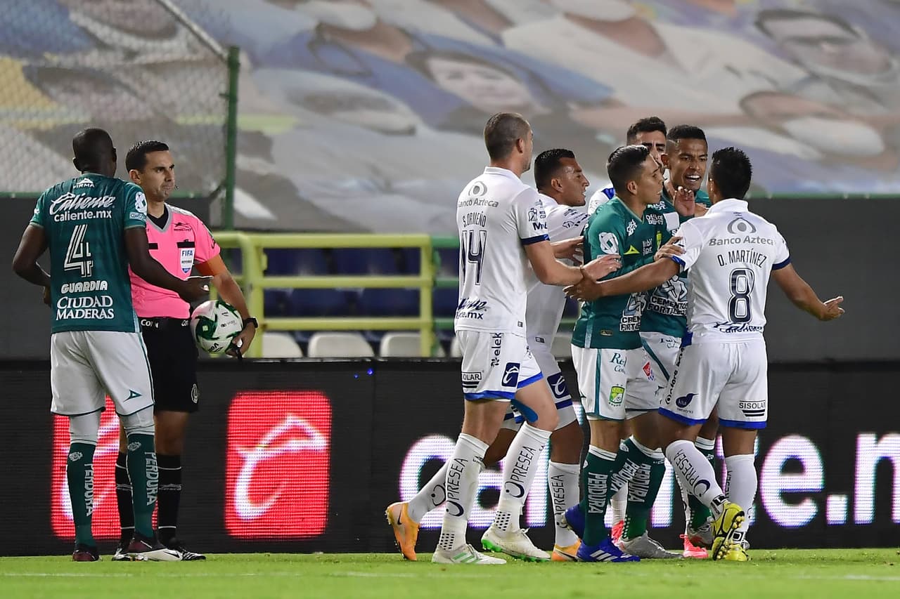 Osvaldo Martínez genera gresca con León por un recoge balones