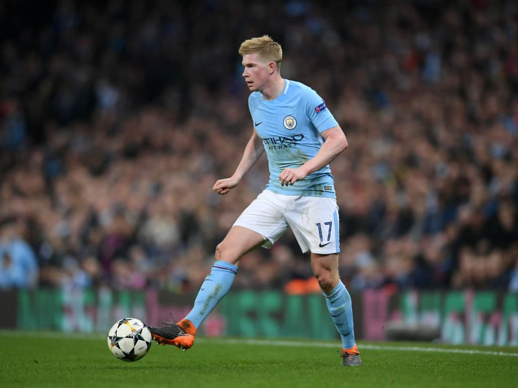 El mediocampista belga del Manchester City Kevin de Bruyne ayudó a los Citizens a llegar a cuartos de final, donde quedaron eliminados por el Liverpool. Pero la UEFA reconoce su calidad y lo incluye.