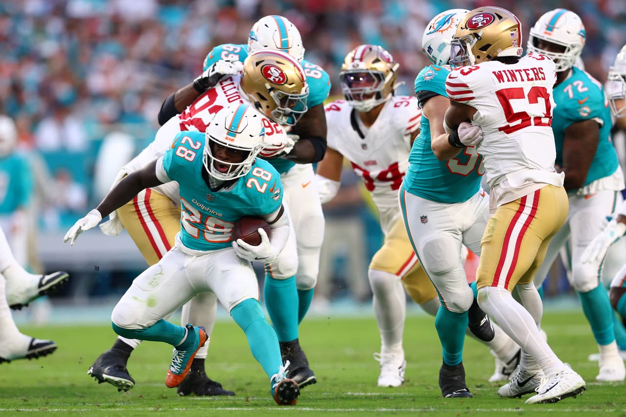 Miami sigue en la pelea por el comodín en playoffs al vencer a 49ers