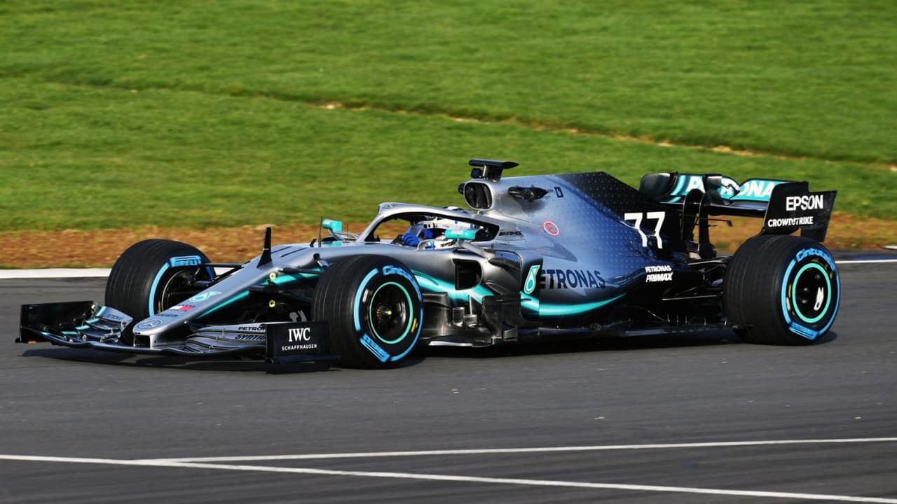El Mercedes AMG-F1 Team se unió a la lista de los equipos que ya develaron su monoplaza para la nueva temporada de la máxima carpa del automovilismo. Sus colores plateado y azul marino siguen estando vigentes en un coche que emana elegancia y con el que Lewis Hamilton buscará retener su título de campeón mundial.