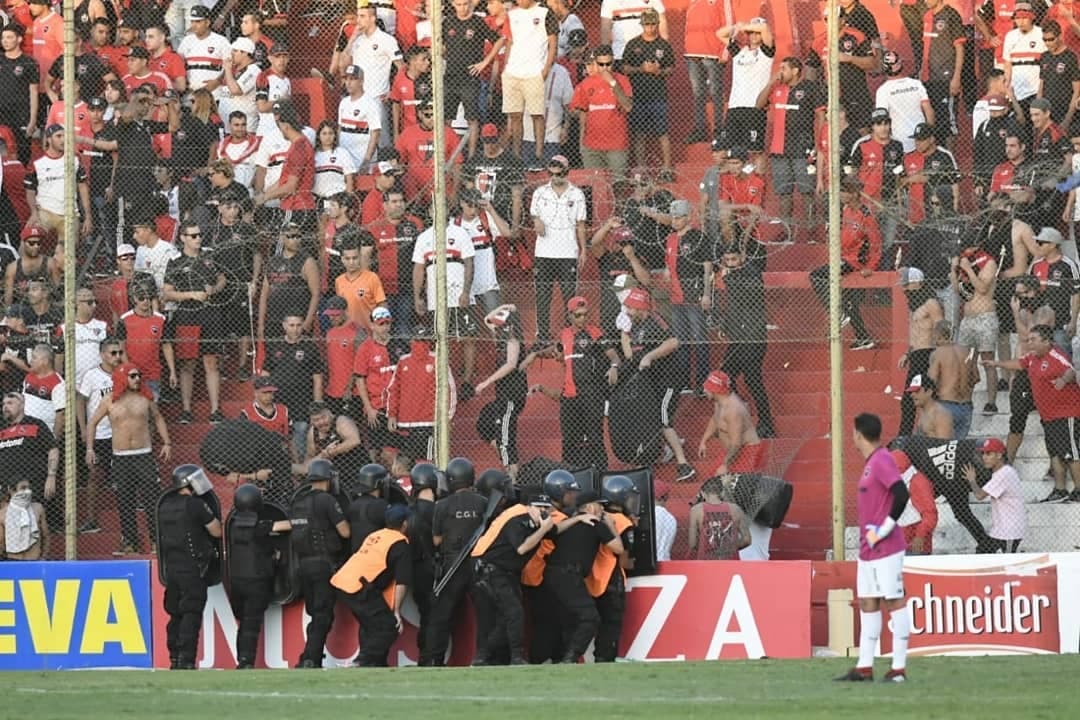 Lamentable y bochornoso: Hinchas de Newell's Old Boys protagonizan violencia en Copa Argentina