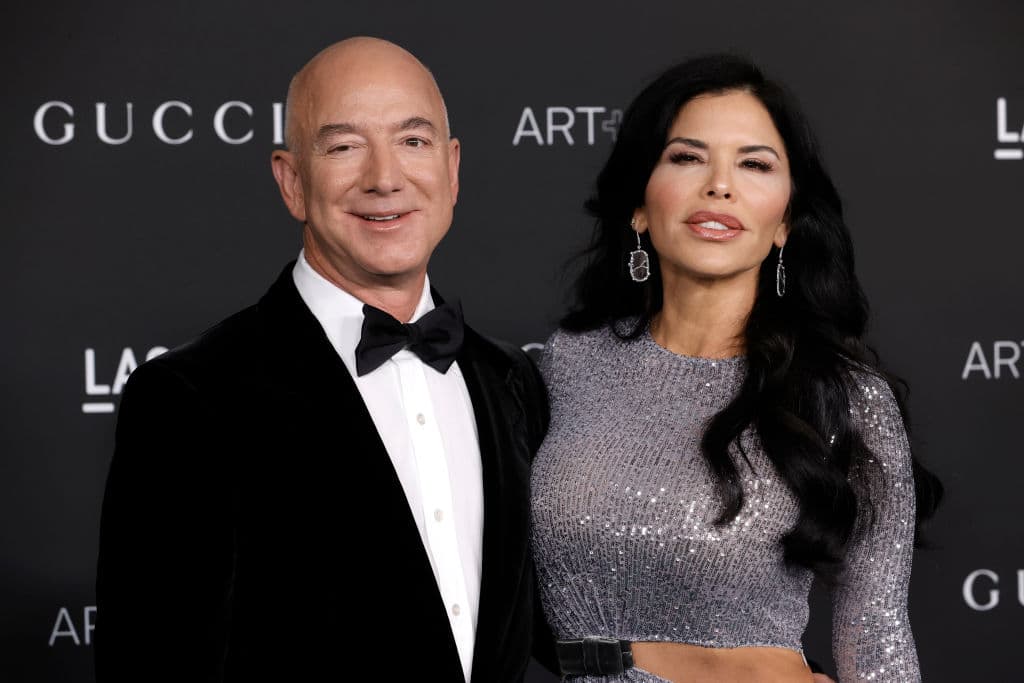 Bezos permaneció en silencio a su lado.