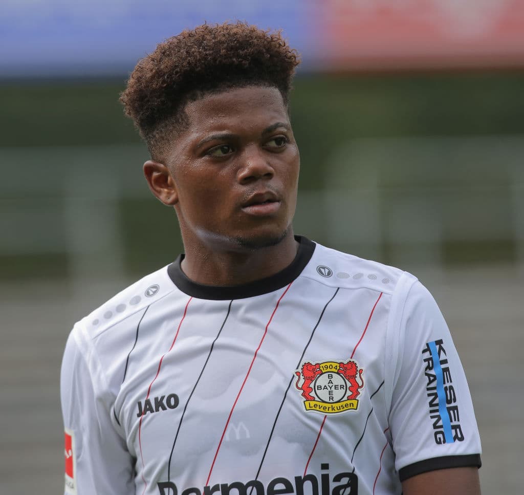 El extremo jamaicano de 21 años, Leon Bailey, tampoco cambiará de club; renovó contrato hasta 2023 con el Bayer Leverkusen.