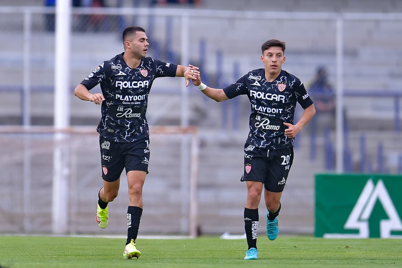 Cuando Pumas lucía más peligroso, una descolgada de Dieter Villalpando y su inmejorable pase filtrado para Alan Medina abrían el marcador para Necaxa.