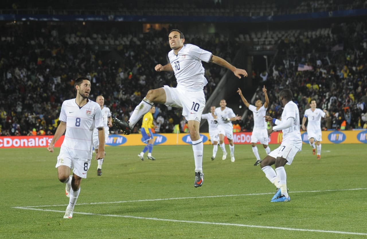 Con goles de Clint Dempsey y Landon Donovan, Estados Unidos también estaba venciendo 2-0 a Brasil en la final.
