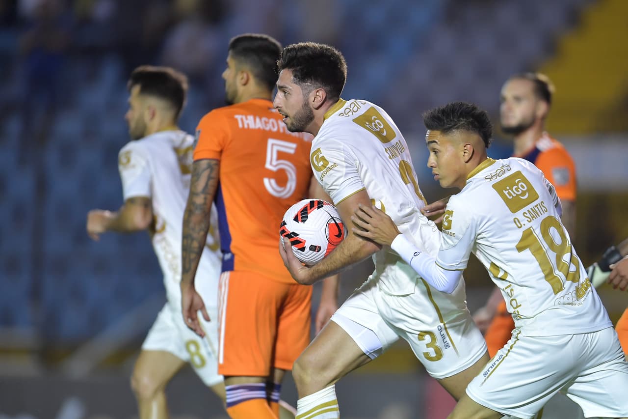 En 3 minutos, del 69 al 72, Comunicaciones clavó dos goles para seguir soñando con la remontada en casa.