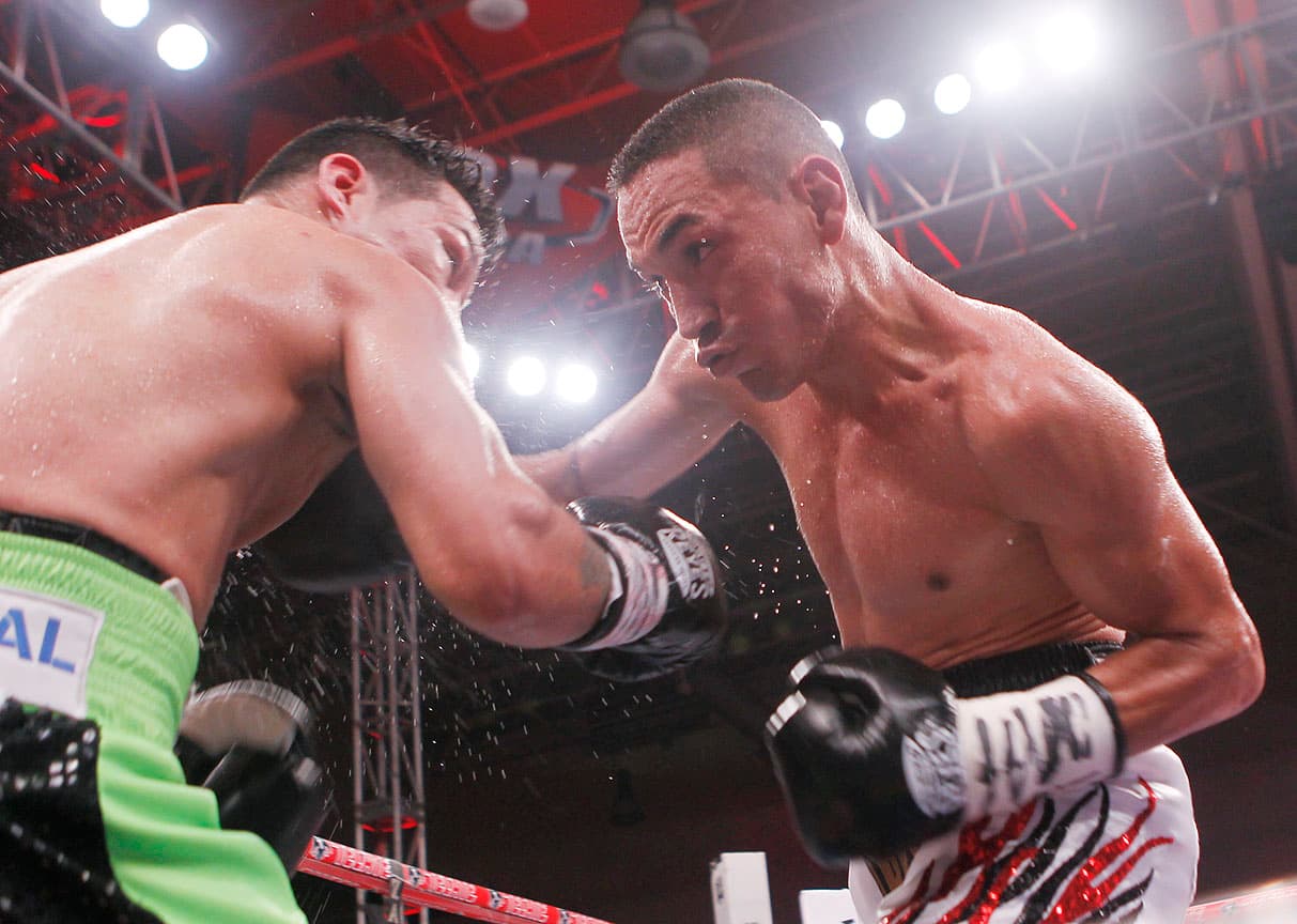 Estrada (33-2, 24 kos) fue de menos a más y la clave su perfecto gancho al hígado a las zonas blandas de "Tyson" Márquez (40-6-1, 28 kos) , quien visitó la lona en siete ocasiones.