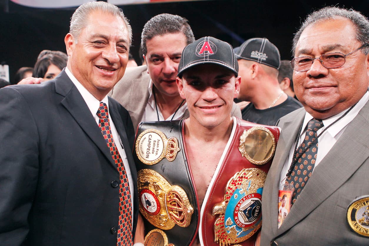 Y en el décimo ¨Tyson¨ muy valiente salió a darlo todo y cortó Estrada en su ceja derecha con una izquierda , quien apretó y con una izquierda envio a la lona a Márquez muy lastimado, pero volvió a pararse y el de Puerto Peñasco salio a terminar con una lluvia de golpes en las cuerdas y cuando iba a la lona el réferi detuvo la pelea.