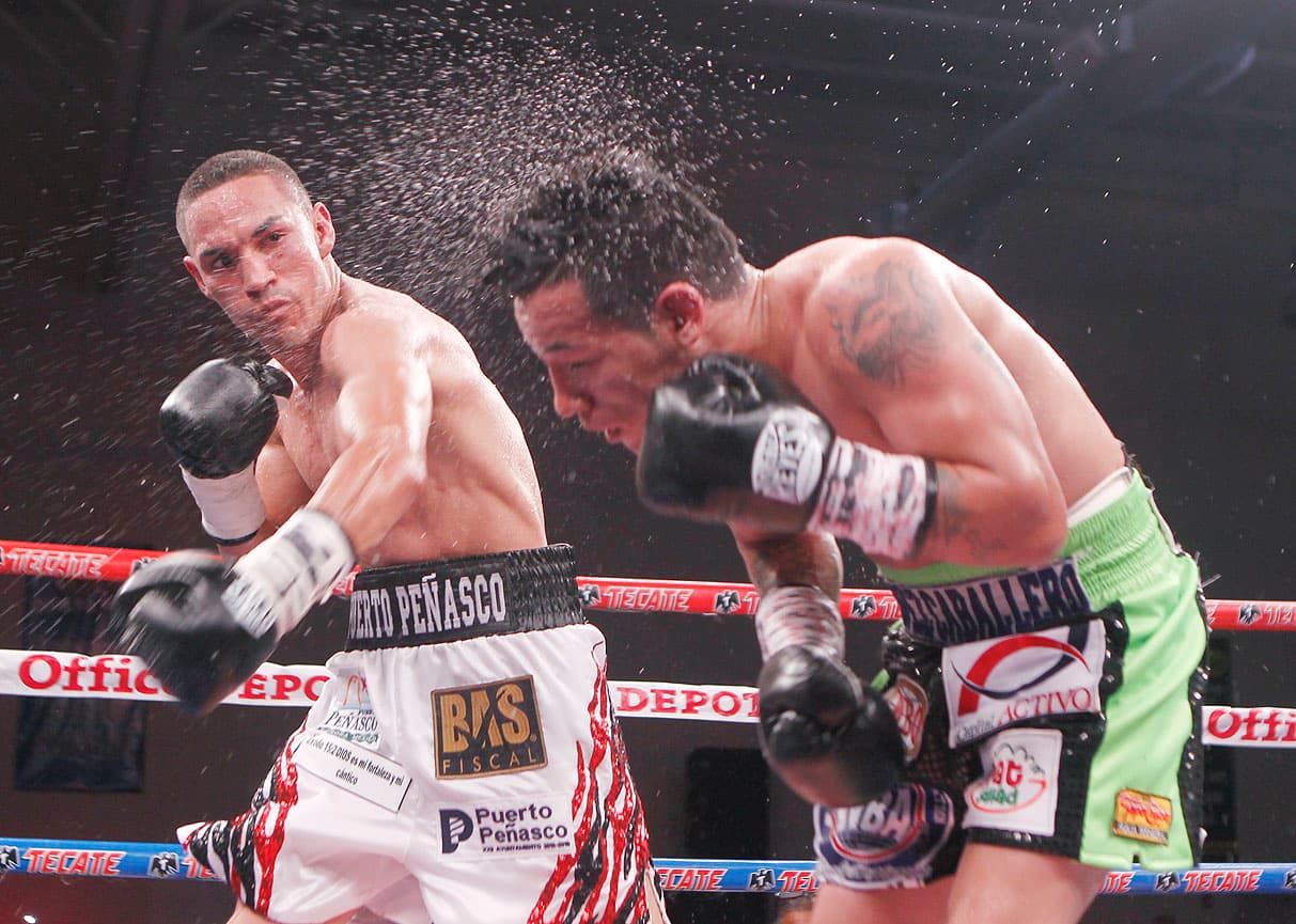 El ex campeón Mosca salió al octavo round a dar todo y asi fue, pero ya Estrada tenía el total control aun ataco y lo mismo en el noveno round, pero cayó a lona de nuevo y se levanto.