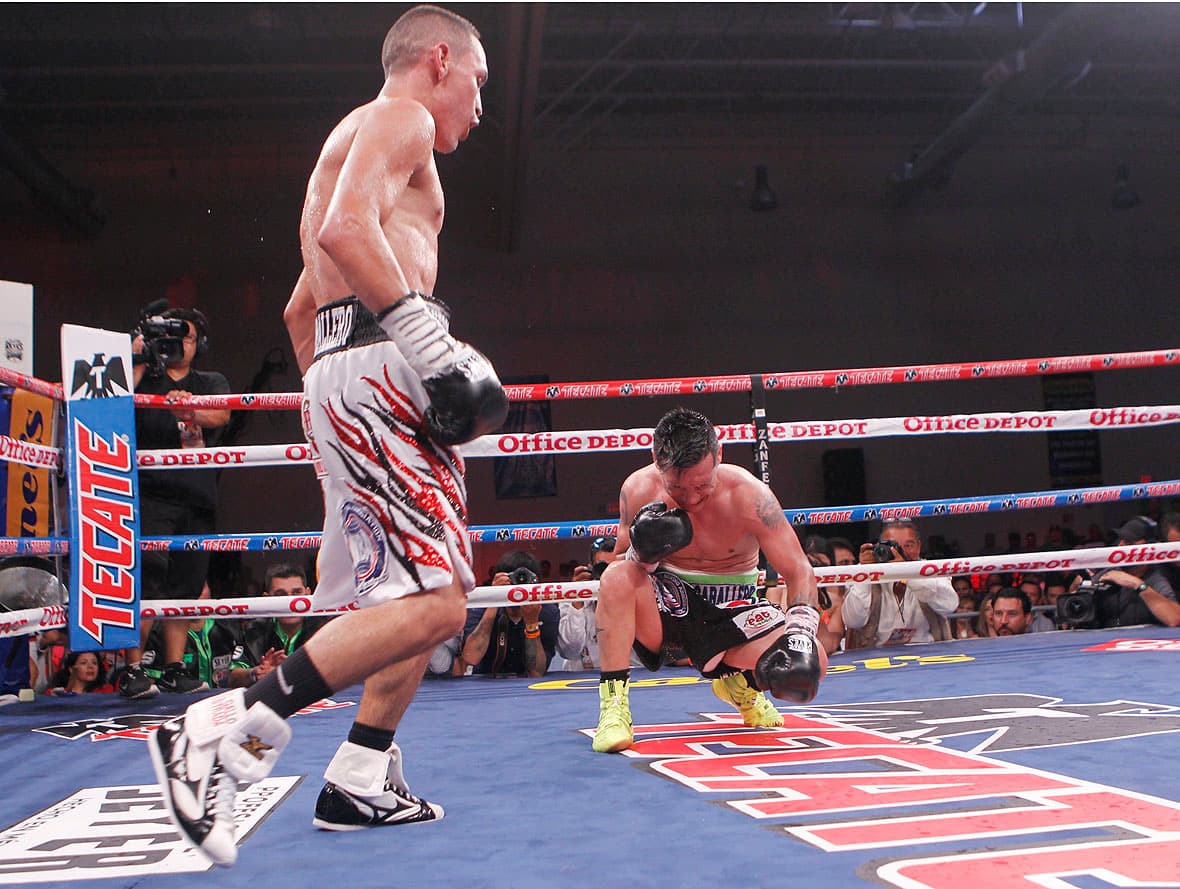 Juan Francisco "Gallo" Estrada derrotó por nocaut técnico al 1.16 del décimo round a Hernán "Tyson" Márquez para retener sus cinturones mundiales Mosca AMB/OMB en el Centro de Convenciones de Puerto Peñasco, Sonora.