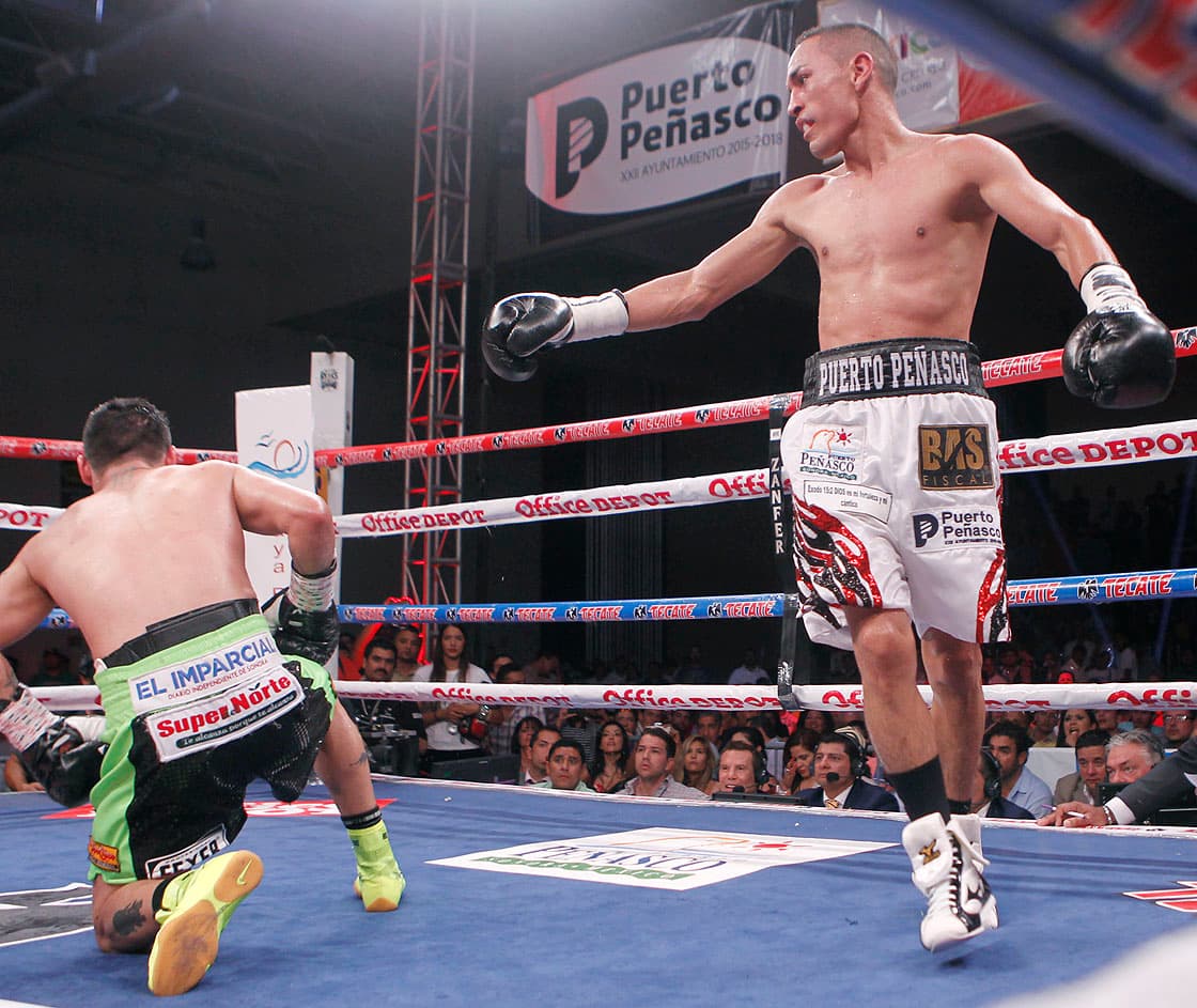 Cuando Márquez de 27 años se fajaba con Estrada en el sexto round recibió un gancho al hígado y el empalmense se hinco con signos de dolor y recibió la cuenta de ocho segundos del réferi boricua Ramón Peña, se incorporó, pero recibió otro golpe igual y cayó de nuevo, pero sorprendentemente se levantó y terminó el asalto.