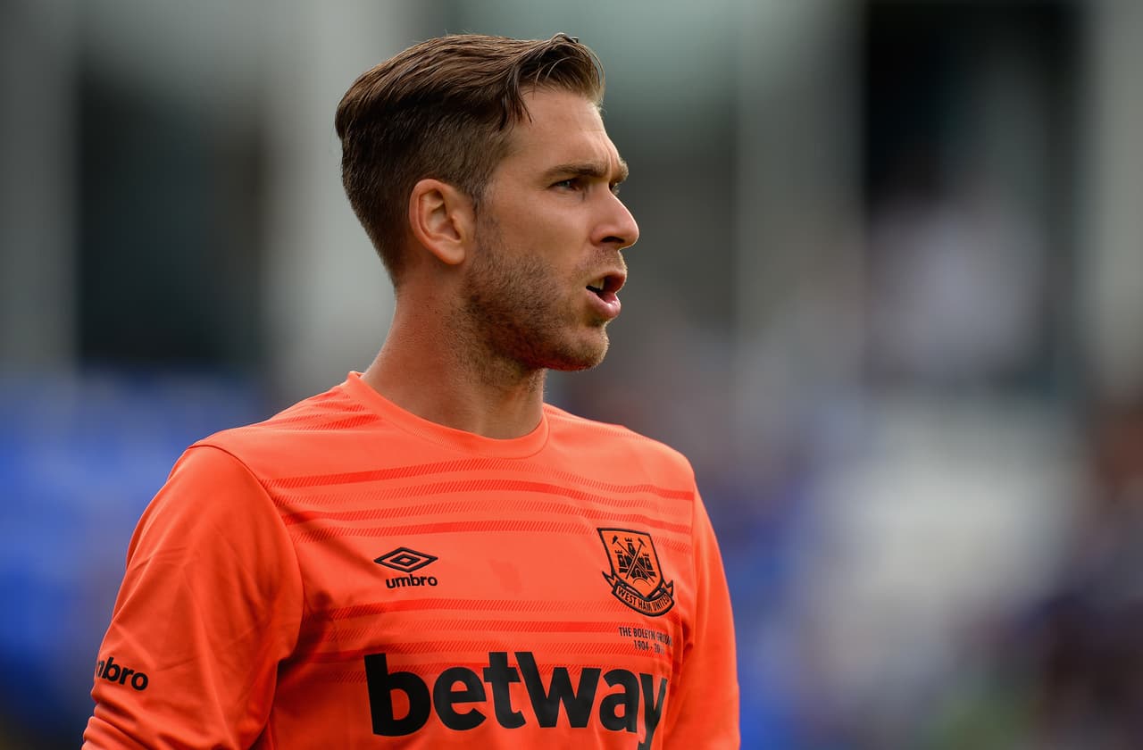 <b>Adrián San Miguel. </b>El excompañero de Chicharito en el West Ham está libre y, con 32 años, sería una buena adquisición y a bajo coste para las Águilas.