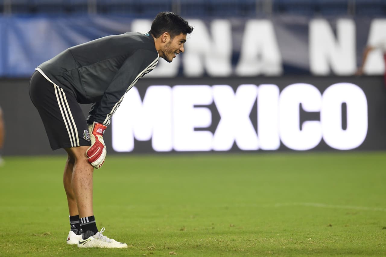 Incluso, a pesar de que no será tenido en cuenta, Raúl Jiménez se unió como arquero dentro del entrenamiento.