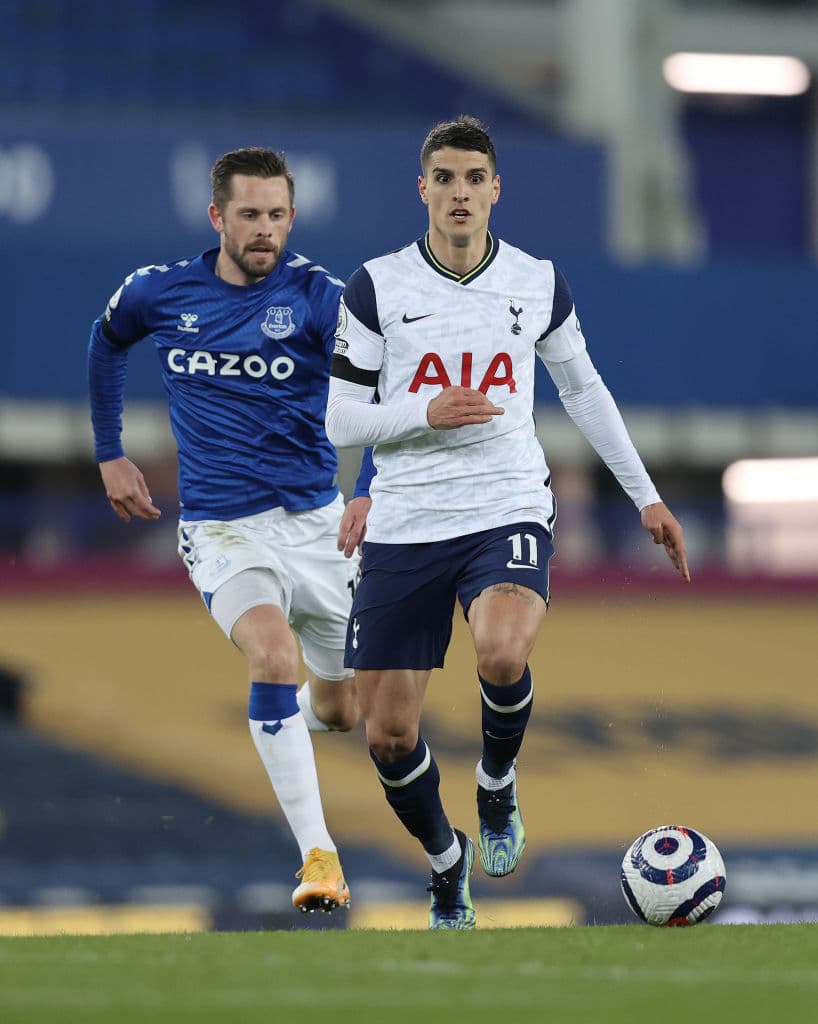 Gylfi Sirgudsson y Harry Kane salen más que encuhafados al terreno de juego y ambos anotan un doblete en el empate 2-2 del Everton y Tottenham de Premier League.