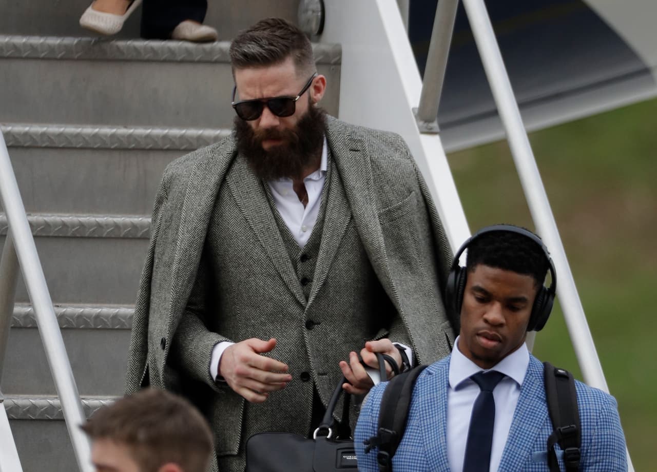 Imágenes del arribo de jugadores de los Rams y los Patriots al Aeorpuerto de Atlanta previo al Super Bowl LIII. Aquí se ve, de gafas oscuras, al receptor Julian Edelman.