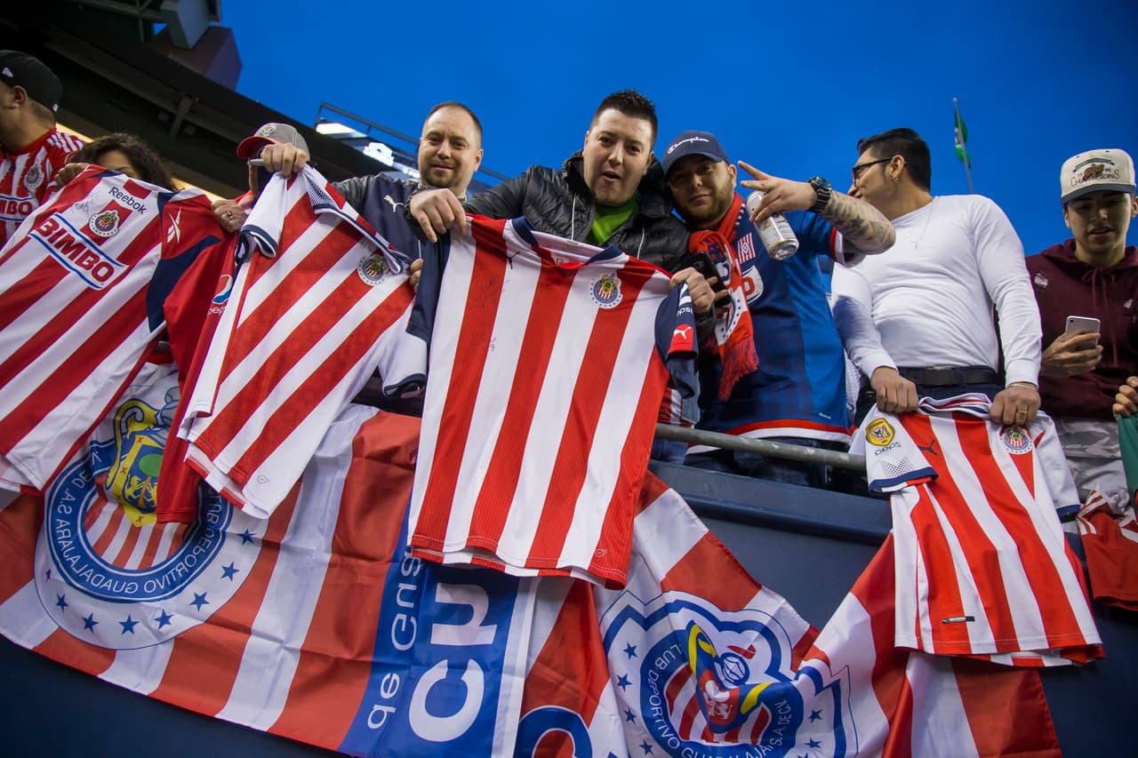 El CenturyLink Field de los Seattle Sounders tuvo una invasión de hinchas de Chivas de Guadalajara que se hicieron notar en el campo de su rival de turno en los cuartos de final en Concacaf.