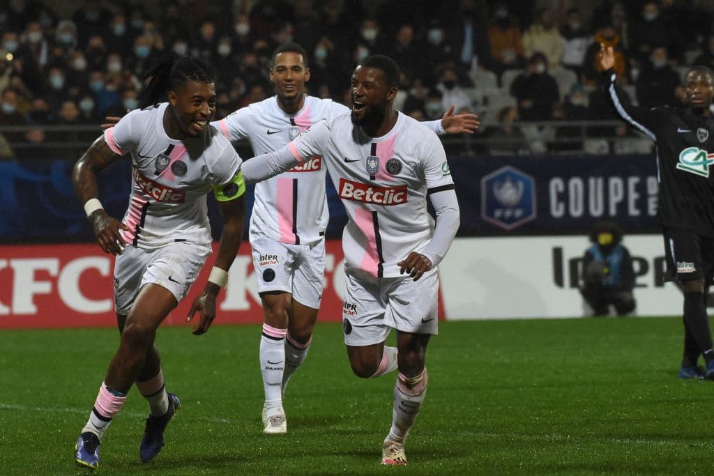 Paris Saint-Germain aplasta al Vannes Olympique Club con marcador de 4-0 durante la eliminatoria en la Copa de Francia. Presnel Kimpembe abrió el marcador al 28', pero fue Kylian Mbappé quien se lució con hat-trick (59', 71' y 76'), durante el partido. Lionel Messi no participó por dar positivo a COVID-19.