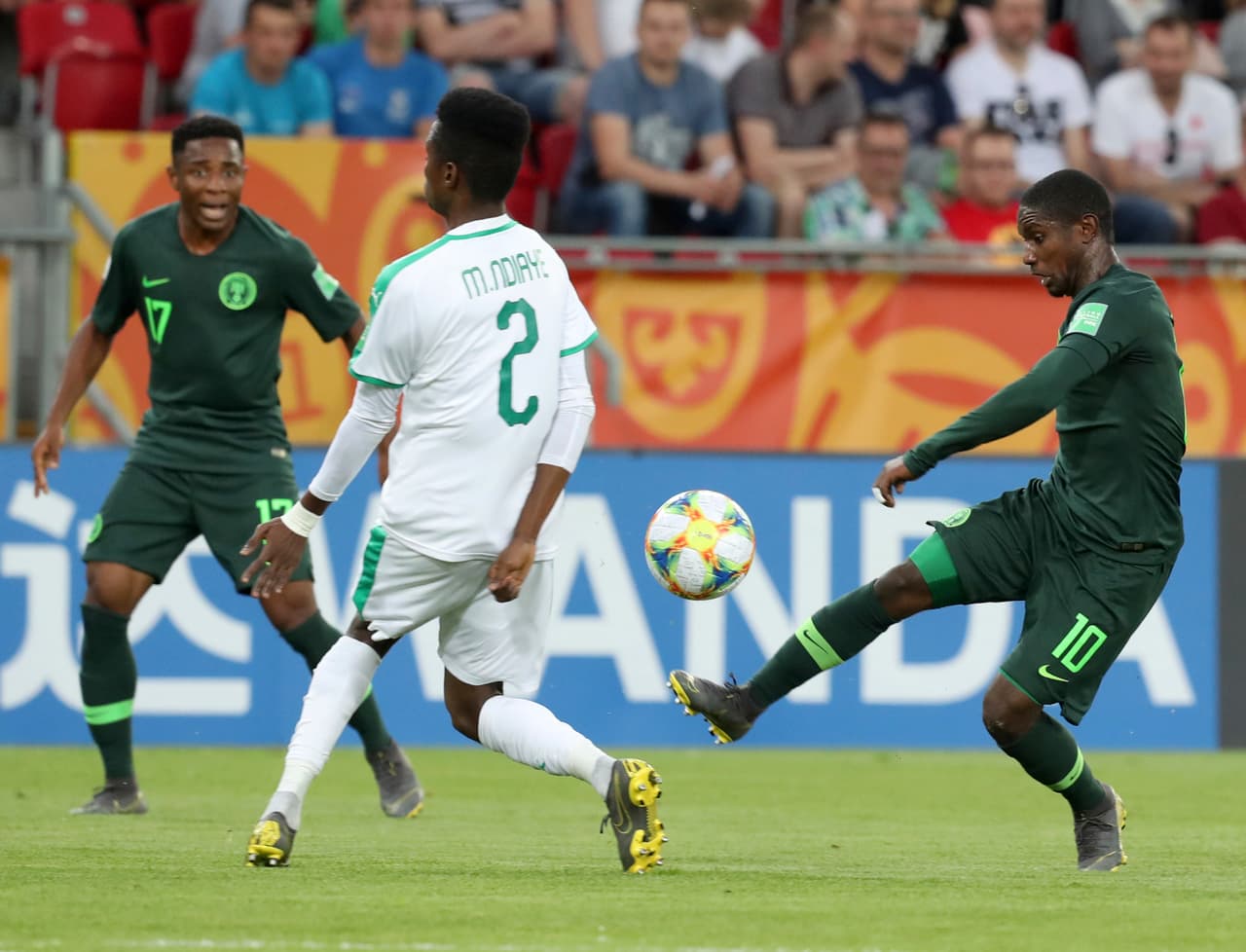 Y nada más arrancar la segunda mitad, Nigeria empezó a tambor batiente con la intención de salir a recortar la desventaja en la que se hallaba.