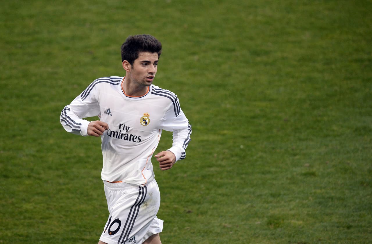 Enzo Zidane ya logró algo que su padre no alcanzó en Real Madrid: vestir la '10'. El hijo de Zinedine Zidane hace parte de la plantilla juvenil del Real Madrid y ha estado en el equipo principal.
