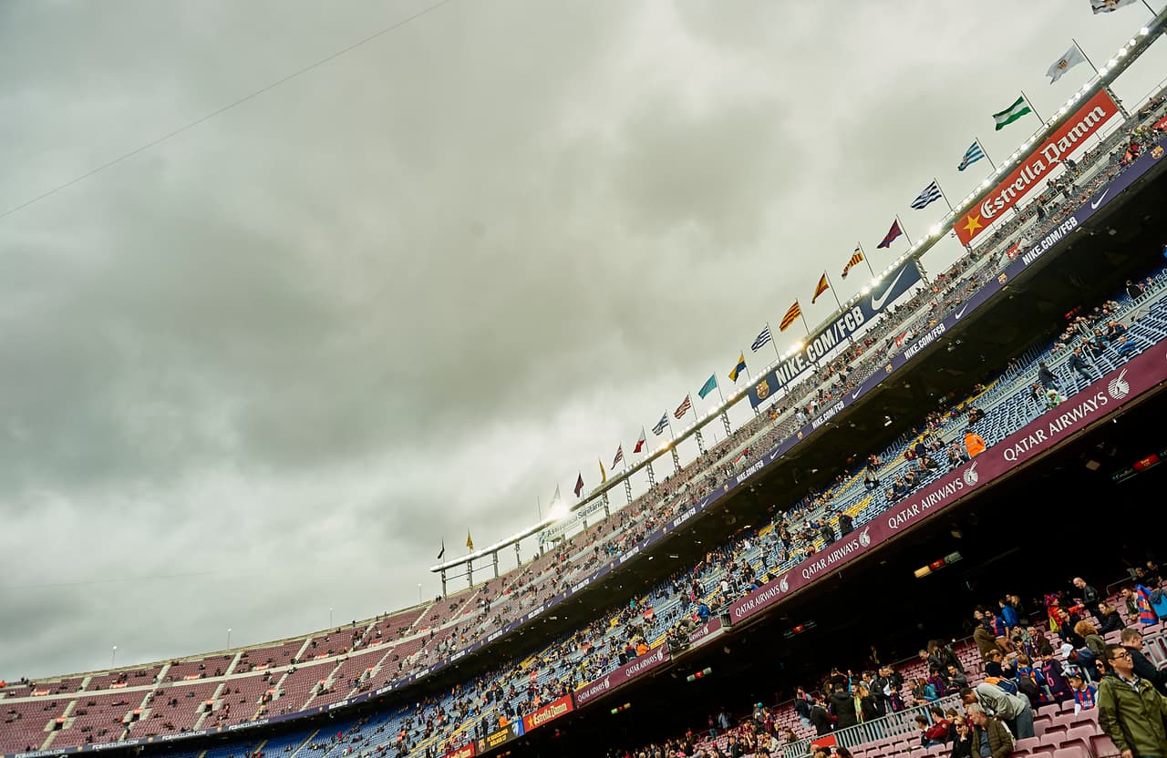 El panorama, al igual que el clima en el Camp Nou, comenzó oscuro al conocerse a última hora que Messi era baja en el Barcelona por un cuadro de indisposición y vómitos. Eso obligó a Luis Enrique a replantear su esquema.