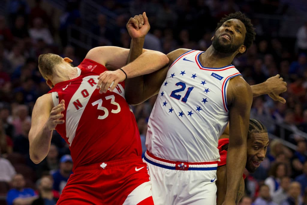 Los Philadelphia 76ers se negaron a ser eliminados en casa al vencer 112-101 a los Toronto Raptors en el Juego 6 de su serie de Playoffs de segunda ronda en la Conferencia del Este en la NBA y con esto forzaron al séptimo y definitivo encuentro, que habrá de jugarse el domingo próximo. Jimmy Butler anotó 25 puntos y Ben Simmons aportó 21 para que los Sixers alarguen la serie en Canadá.