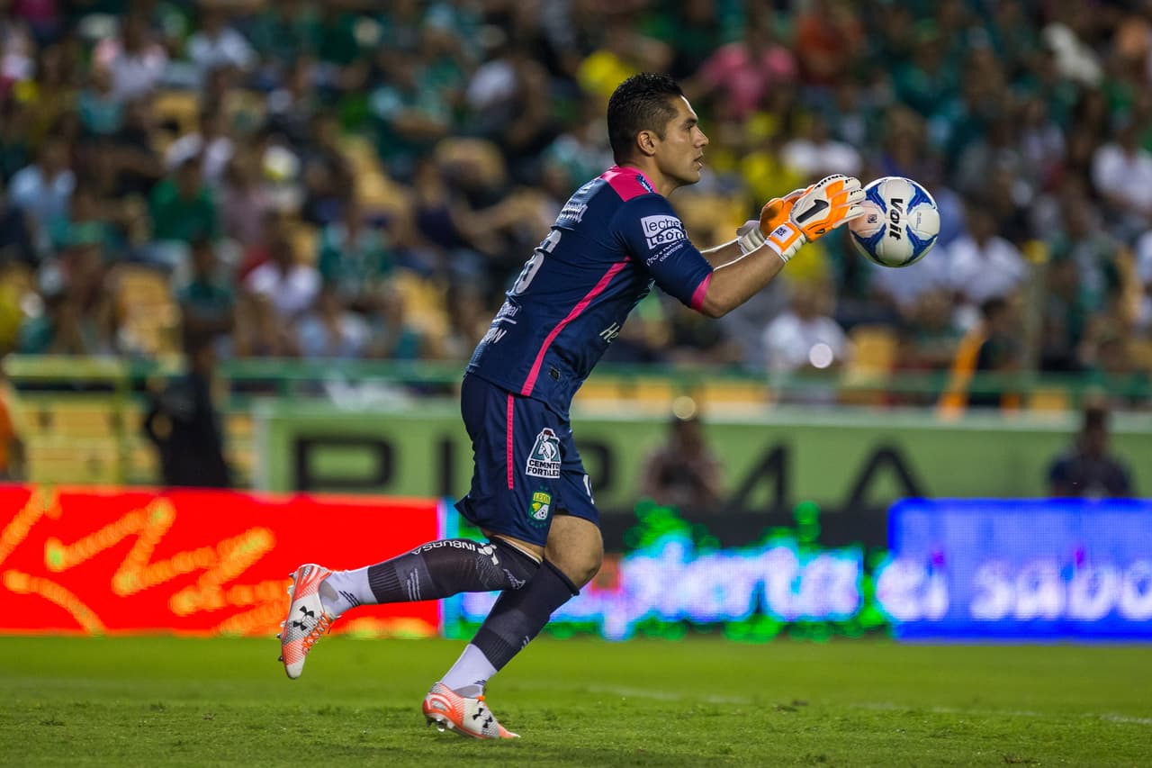 Christian Martínez, guardameta del León, no tuvo una gran noche ante Querétaro luego de que no pudo evitar la goleada que le propinó Gallos Blancos, al recibir tres goles en su portería.