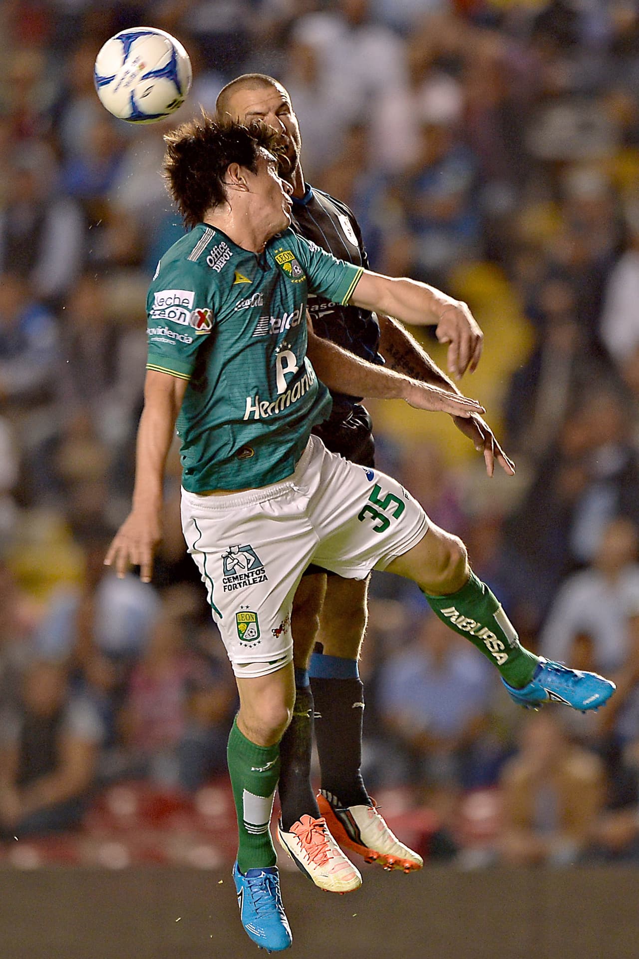 Nacho González, defensor de León, colaboró para que su equipo fuera goleado después de regalar un balón en la salida y permitir que Emanuel Villa marcara el segundo para Gallos.