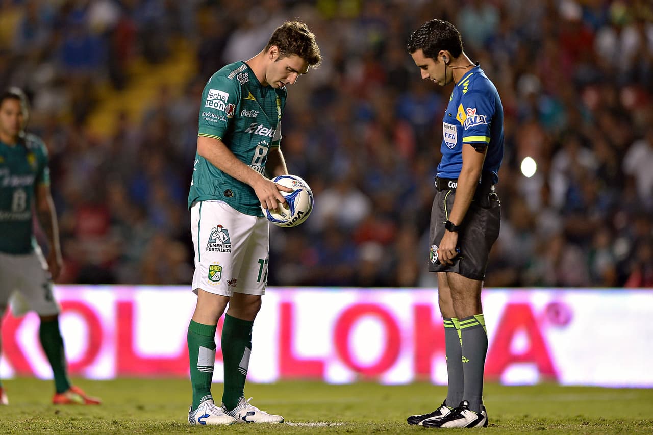 El delantero de León, Mauro Boselli, tuvo la oportunidad de marcar un gol desde el punto penal pero su disparo lo mandó a las gradas cuando los felinos perdían 1-0.