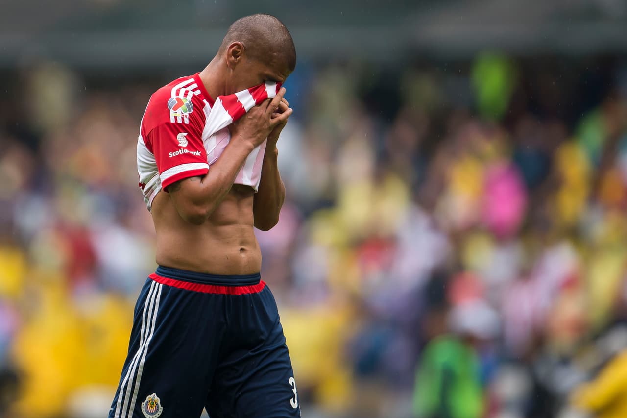 Carlos Salcido: El mediocampista de Chivas se llevó roja directa en el partido ante América luego de una falta sobre Darwin Quintero dentro del área. Lo que provocó que su equipo se quedara con 10 hombres desde el minuto 41.