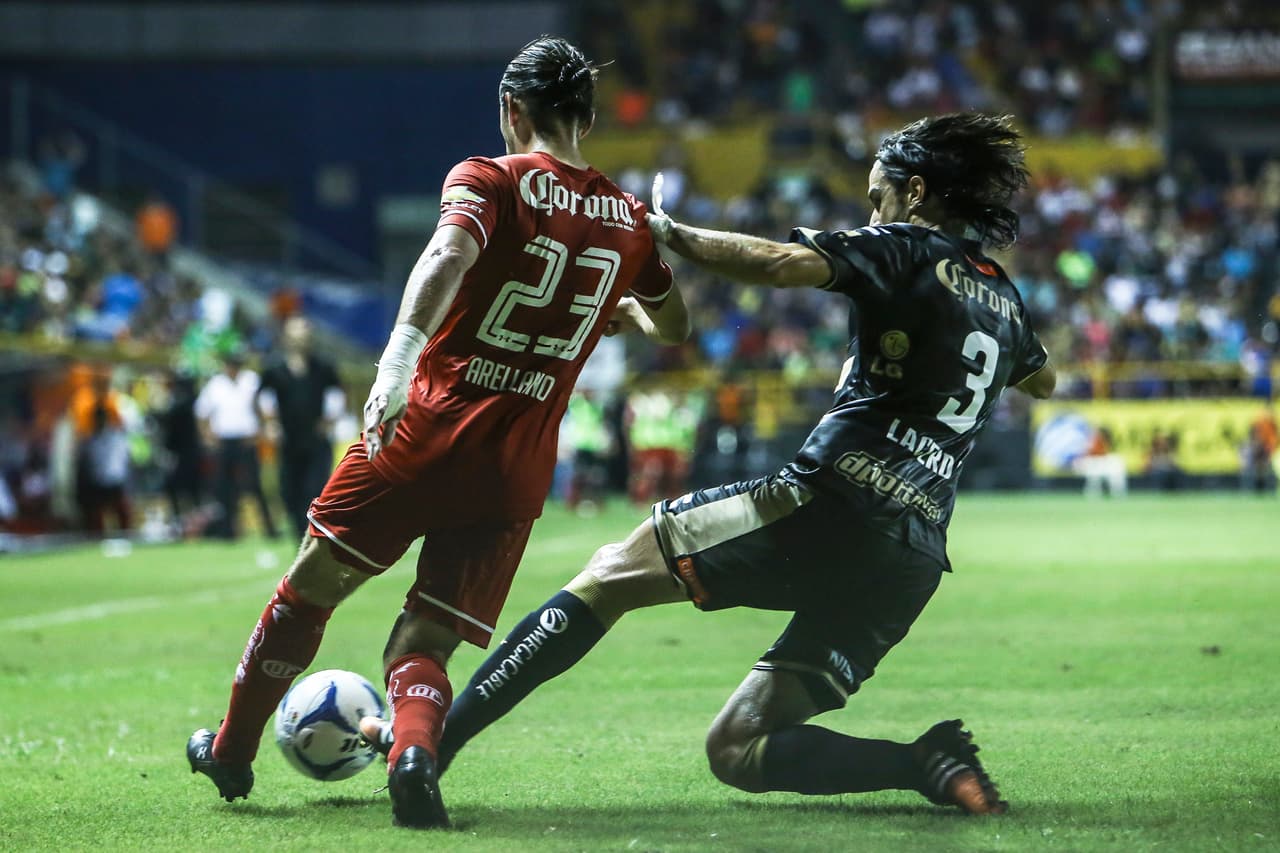 El defensa central de Dorados, Jonathan Lacerda, se fue temprano a las regaderas luego de que fuera expulsado por una fuerte falta sobre Omar Arrellano, en la derrota del conjunto de Sinaloa ante Toluca.