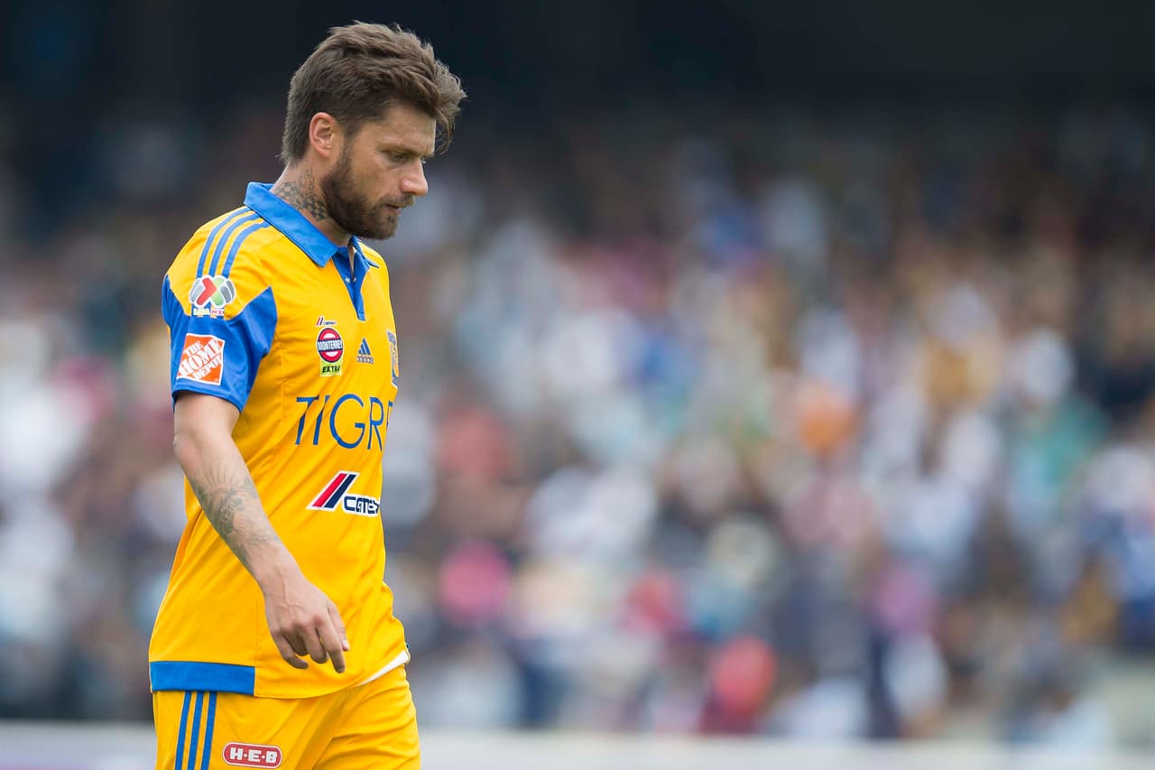 Rafael Sobis, atacante de Tigres, también fue uno de los elementos que perjudicó a su equipo al ser expulsado con roja directa por una falta sobre Verón, hecho que generó que los de la UANL no tuvieran fuerza en la delantera.