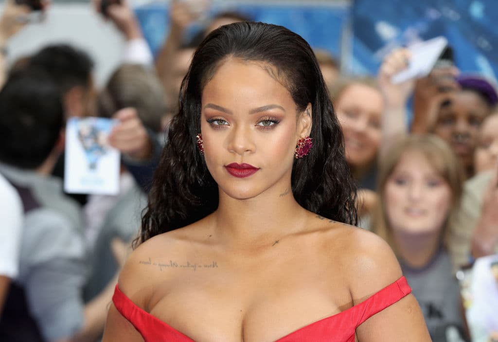 Parte de la fortuna de Rihanna también se debe a su línea de ropa interior Savage x Fenty, la cual está valorada cerca de los 270 millones de dólares.
<br>