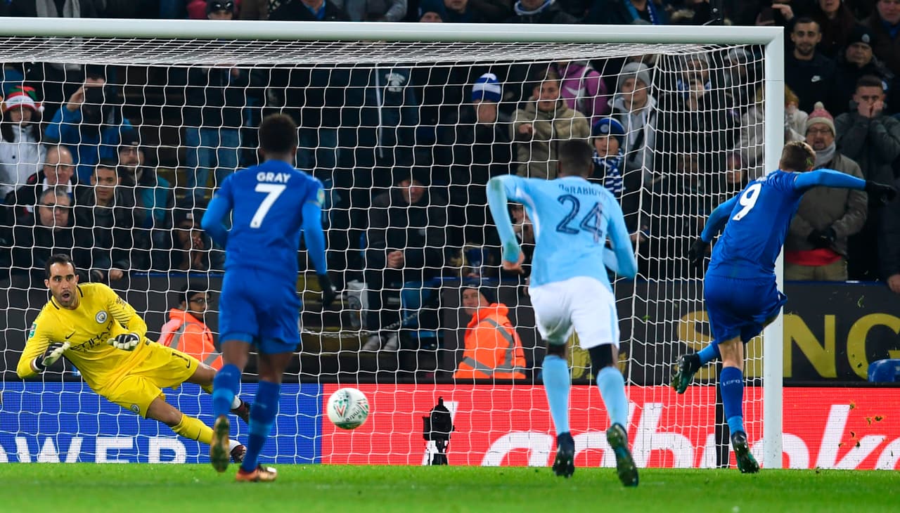 Bravo adivinó el destino pero no pudo evitar que entrara al arco para marcar el 1-1.