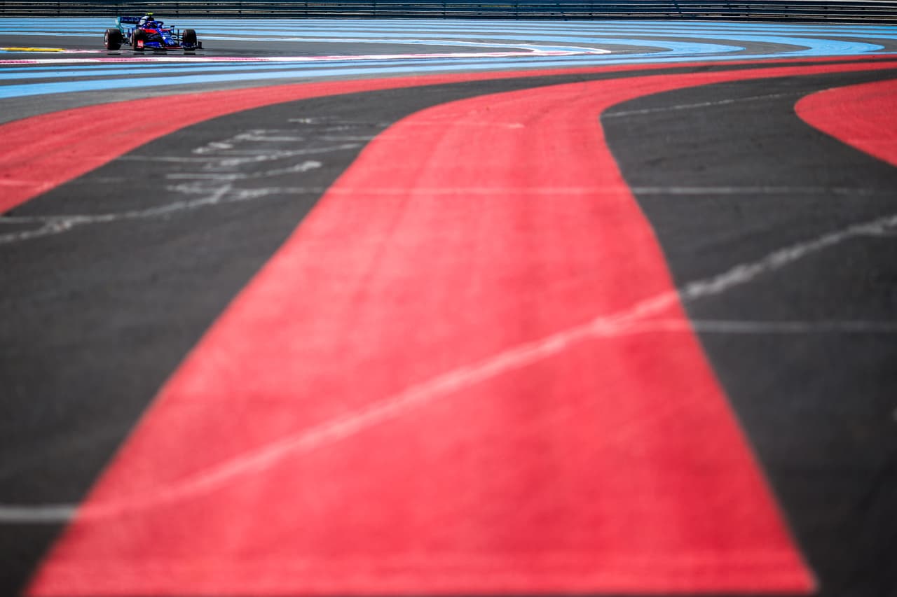 Este viernes la acción en el Gran Premio de Francia (Circuito Paul Ricard en Le Castellett) inició con las dos primeras sesiones de prácticas libres. Los autos de Mercedes volvieron a estar en lo más alto de la clasificación: Lewis Hamiton en la primera y Valtteri Bottas en la segunda. Por su parte, Sergio 'Checo' Pérez fue puesto 11 y 16, respectivamente.