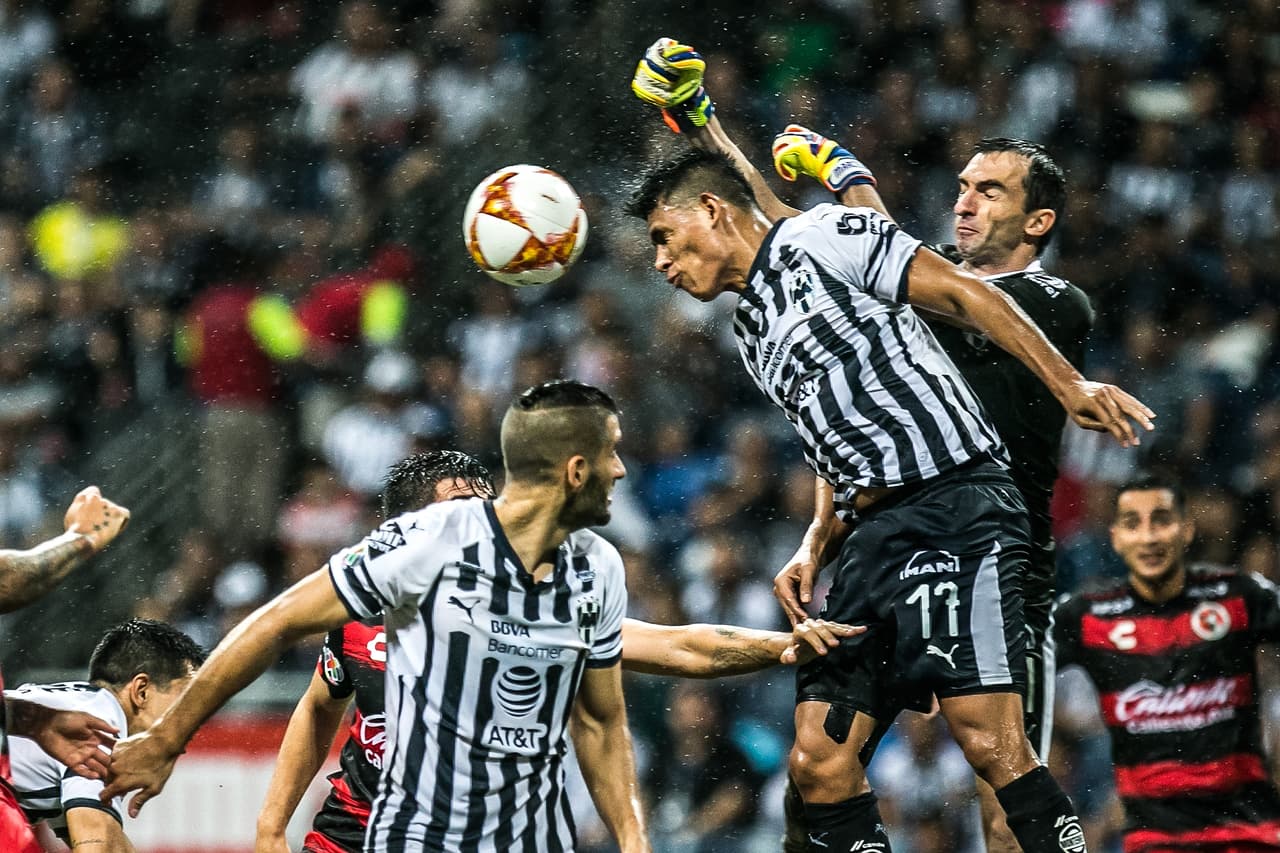 El partido se mostró intenso desde los primeros minutos y el agua complicaba la visibilidad.