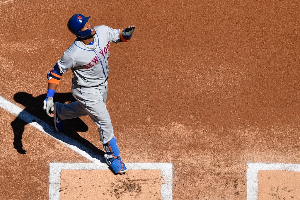 Y en la mismísima primera entrada, al tercer lanzamiento de su turno, Robinson Canó pegó jonrón solitario por el jardín central para darle tempranera ventaja a los New York Mets. Aquí festeja llegando al plato con la primera.