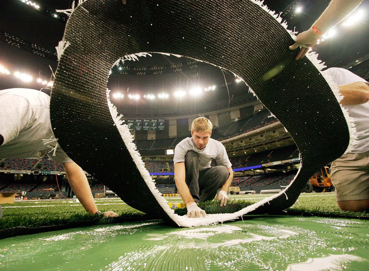 <b>Reconstrucción</b>
<br>Kelly Johnson, de Austin, Texas, con Sportexe realizan mediciones a medida que trabajan para instalar el nuevo césped en el Superdome de Louisiana en Nueva Orleans el martes 5 de septiembre de 2006.
