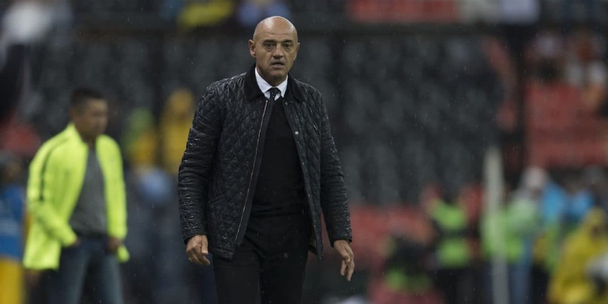 En una entrevista, Chelís aseguró que "dejaría todo por haber jugado un partido en el Azteca". Aunque no fue jugador, Sánchez Solá cumplió su sueño dirigiendo a Venados en un partido de Copa MX ante el América.