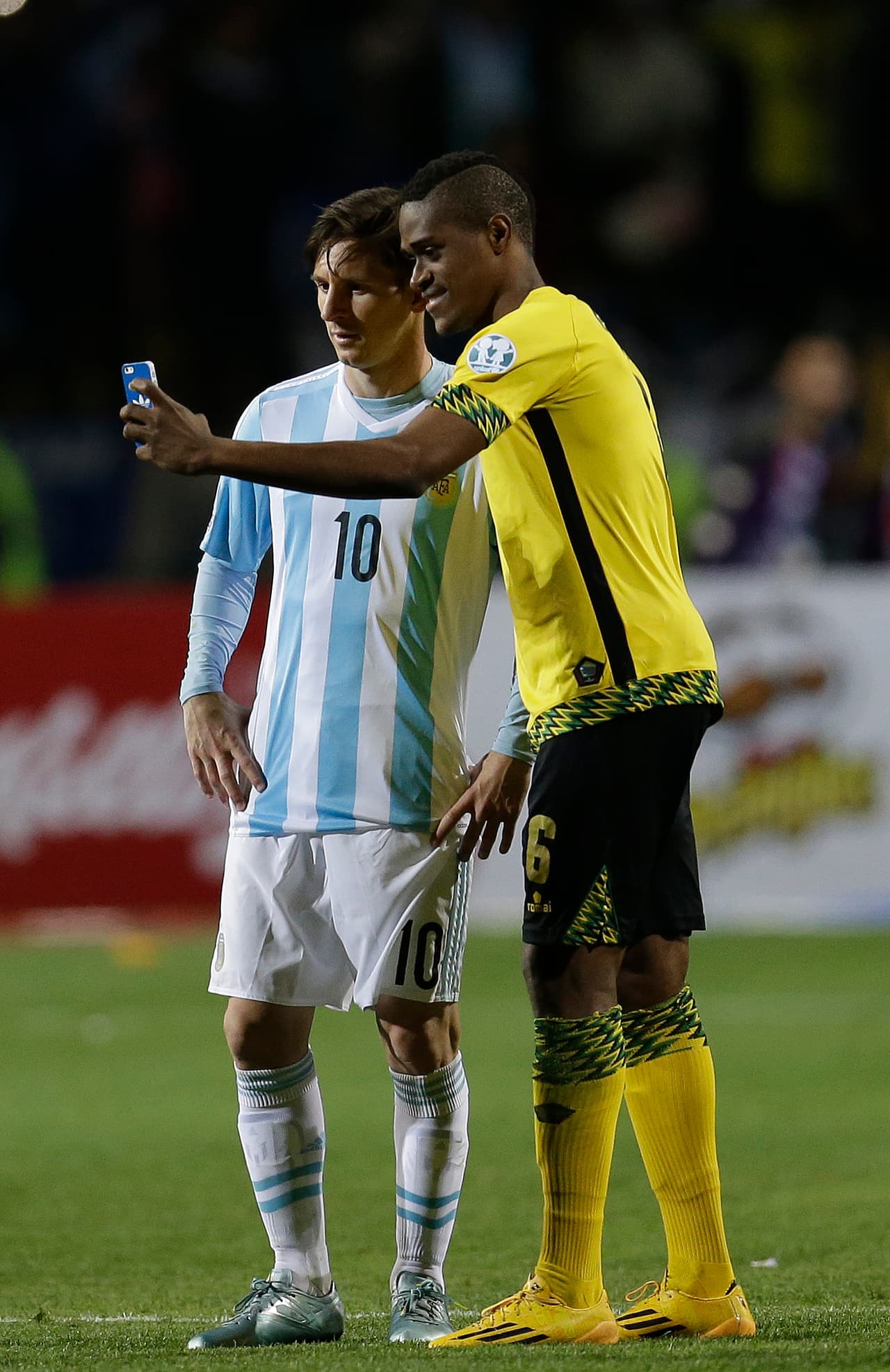 En la Copa América Chile 2015 el jugador de Jamaica, DeShorn Brown, no quiso pasar por alto la oportunidad de tomarse una foto con Lionel Messi, minutos antes su rival en la cancha. Esos momentos son para el recuerdo.