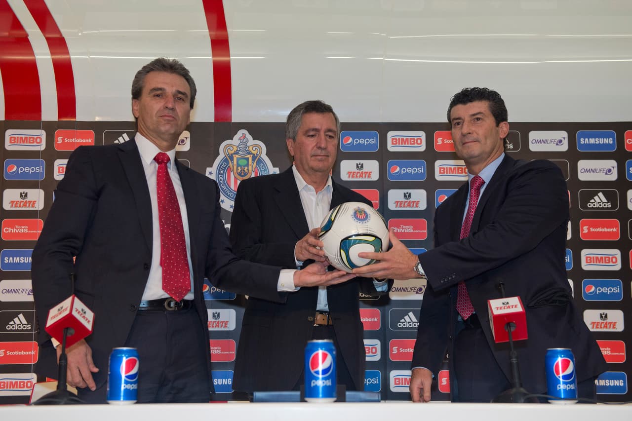 Otro asunto que sacudió el entorno rojiblanco fue el intempestivo rompimiento con los De la Torre, por tratarse de gente 'de casa', pero para el dueño del conjunto tapatío era necesario dar un golpe de timón.