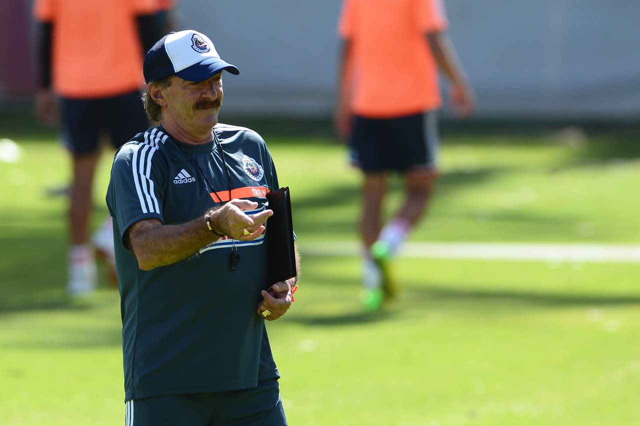 Y justo cuando se pensaba que había llegado el técnico ideal en la persona de Ricardo La Volpe, llegó aquel escándalo con la Podóloga en donde no hubo otra más que despedir al técnico argentino.